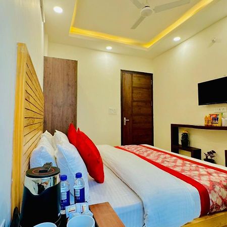 Hotel Ashram View Just 10 Minute Away Form Nizamuddin Railway Station Új-Delhi Kültér fotó