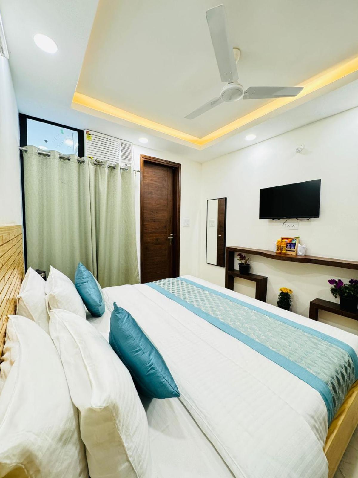 Hotel Ashram View Just 10 Minute Away Form Nizamuddin Railway Station Új-Delhi Kültér fotó