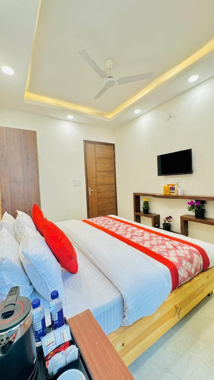 Hotel Ashram View Just 10 Minute Away Form Nizamuddin Railway Station Új-Delhi Kültér fotó