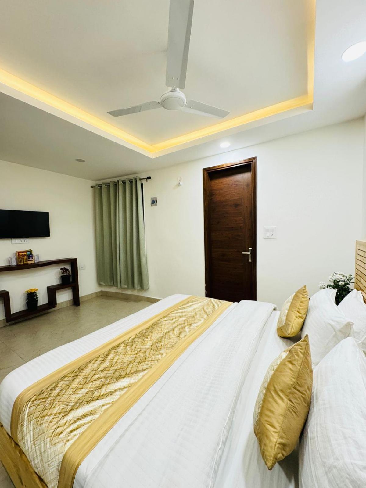 Hotel Ashram View Just 10 Minute Away Form Nizamuddin Railway Station Új-Delhi Kültér fotó