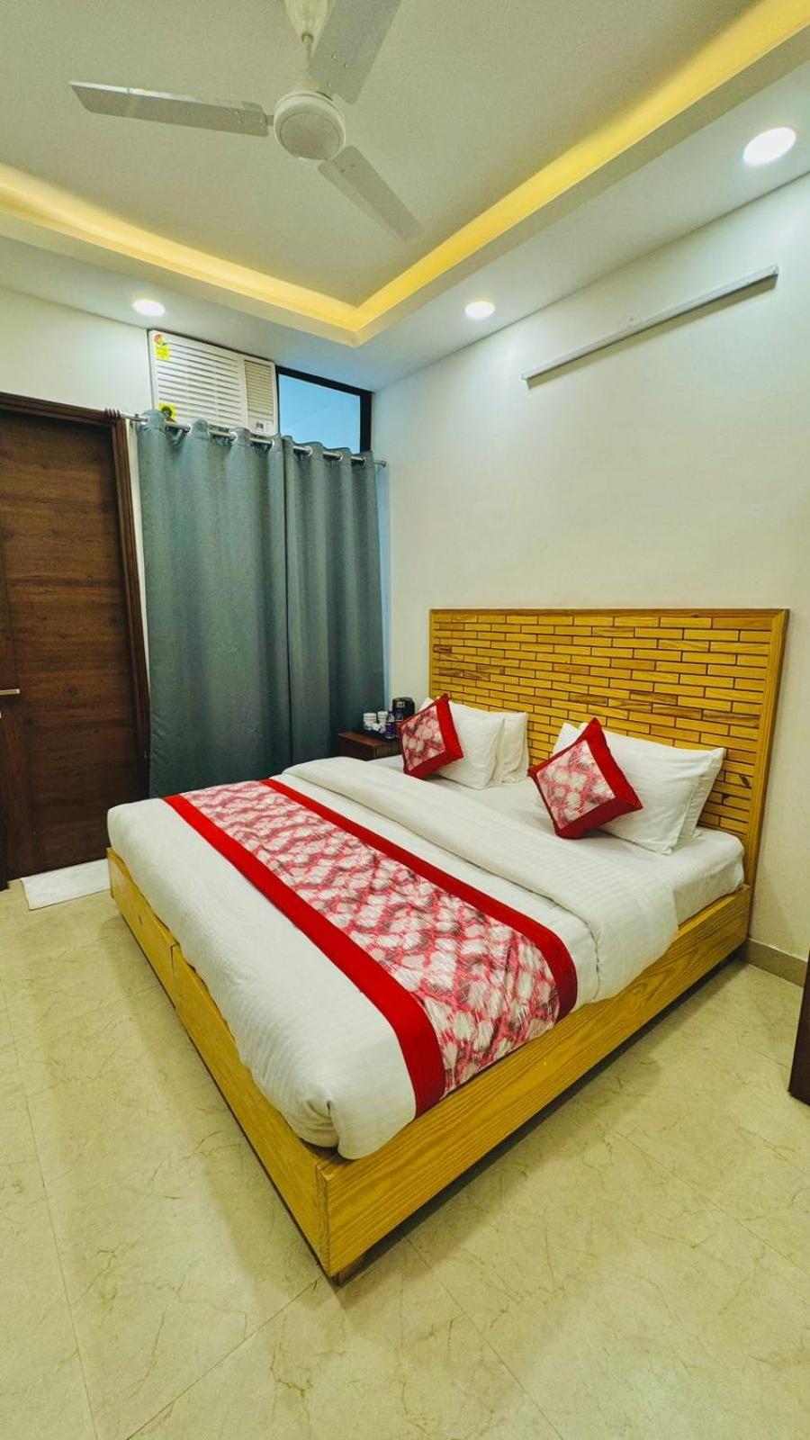 Hotel Ashram View Just 10 Minute Away Form Nizamuddin Railway Station Új-Delhi Kültér fotó