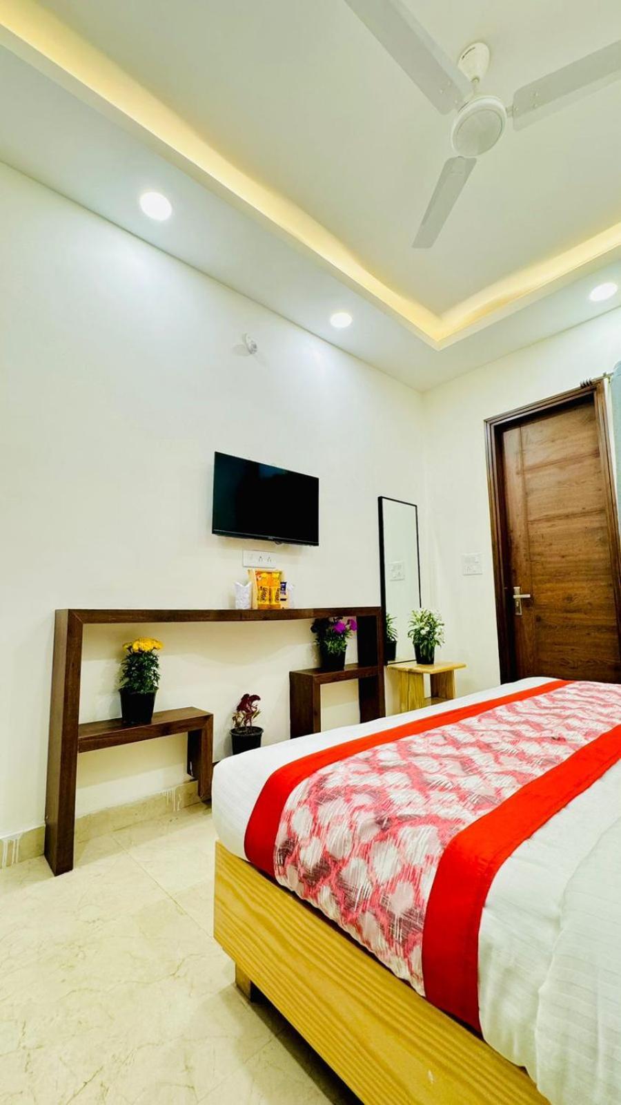 Hotel Ashram View Just 10 Minute Away Form Nizamuddin Railway Station Új-Delhi Kültér fotó