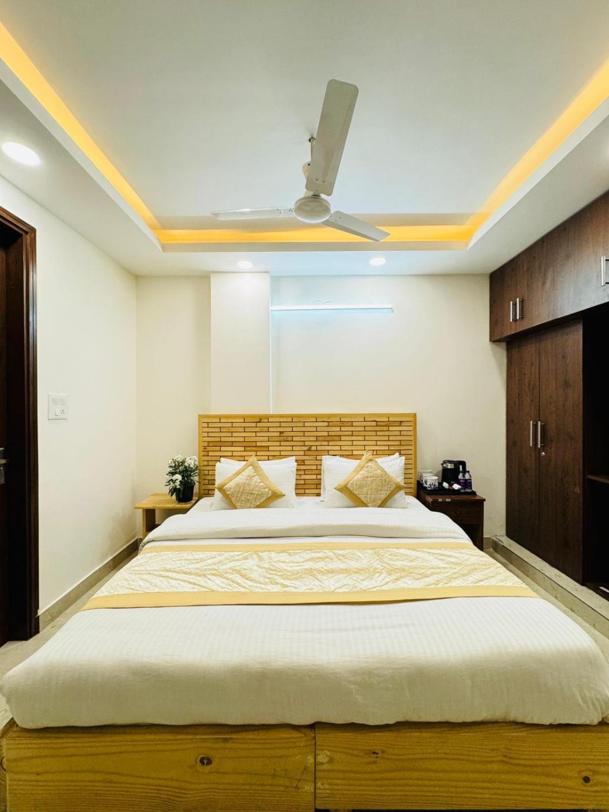 Hotel Ashram View Just 10 Minute Away Form Nizamuddin Railway Station Új-Delhi Kültér fotó