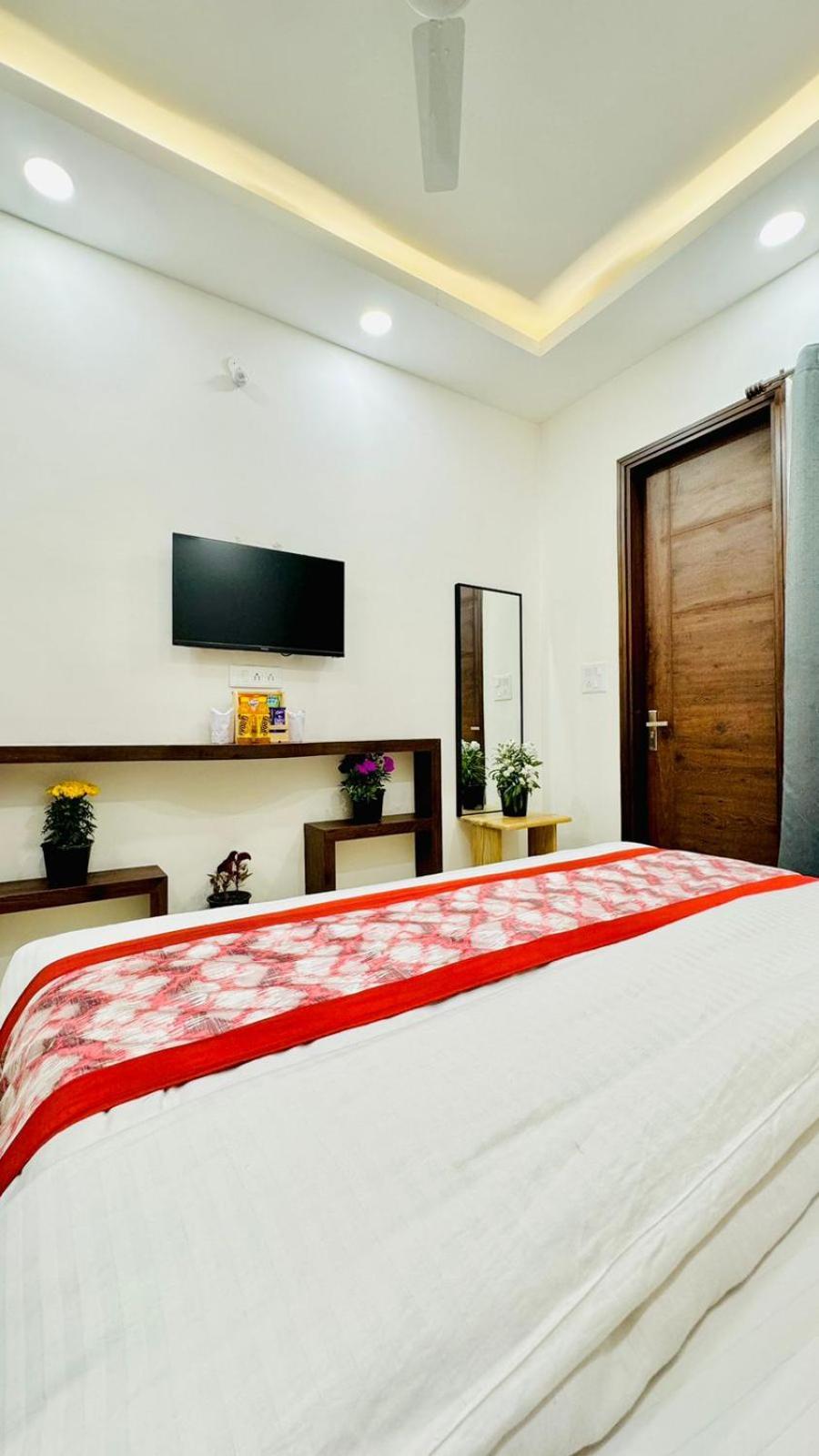 Hotel Ashram View Just 10 Minute Away Form Nizamuddin Railway Station Új-Delhi Kültér fotó